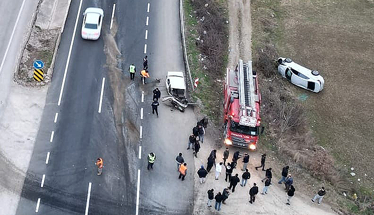 Bursa’da feci kaza! Otomobil ikiye bölündü: 3 yaralı