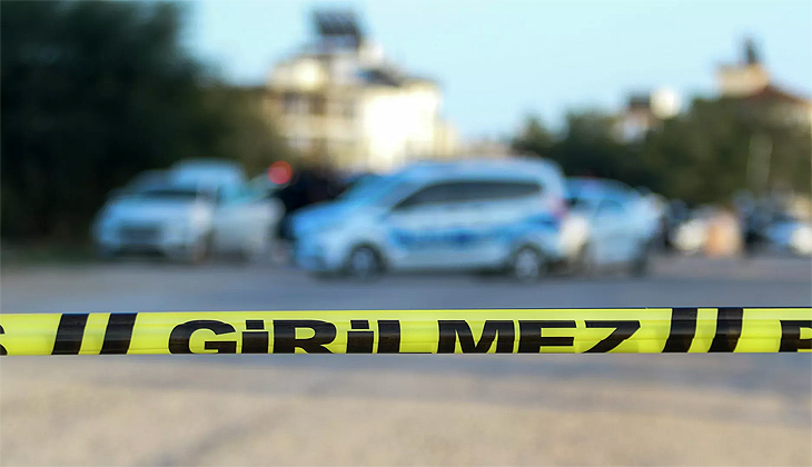 Oğlunu öldürdü, kendini tuvalete kilitledi