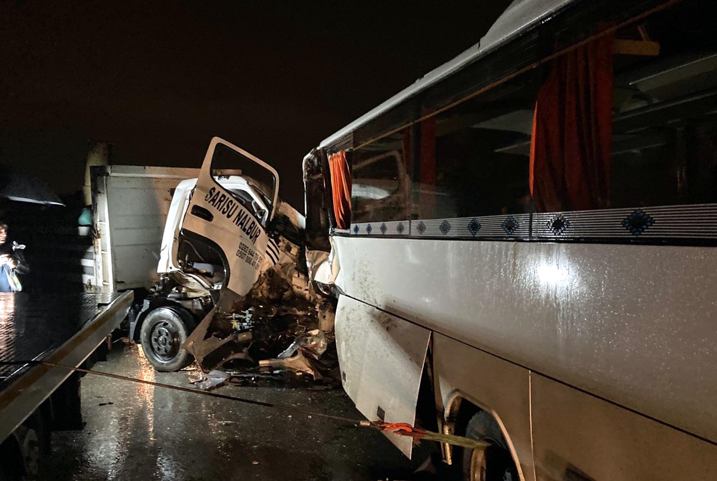 Servis midibüsü kamyonetle çarpıştı: 1 ölü, 20 yaralı