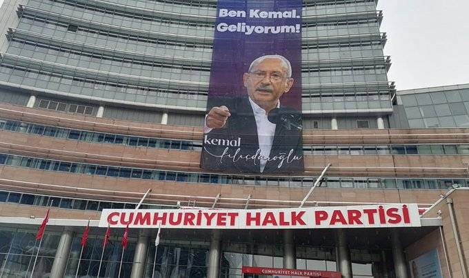 Kılıçdaroğlu’nun, ‘Ben Kemal, geliyorum!’ çıkışı, CHP Genel Merkezi’ne pankart olarak asıldı