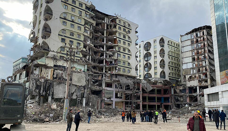 Diyarbakır’da hasarlı yapıların yıkımı durduruldu