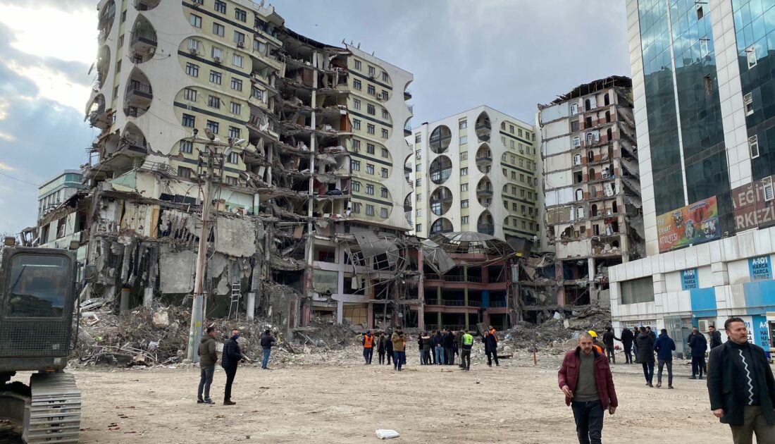 Diyarbakır’da ağır hasarlı sitenin yıkımı durduruldu