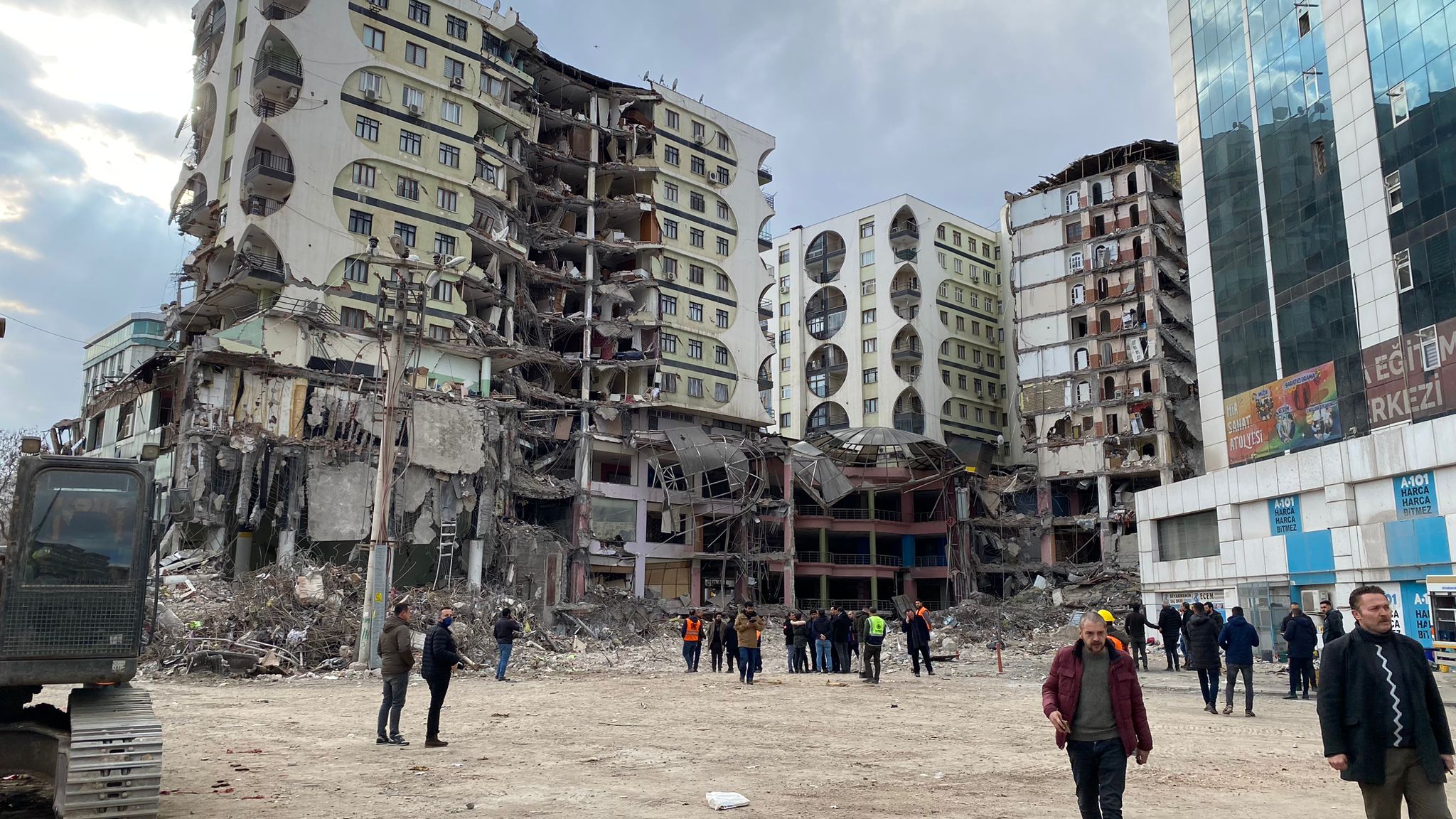 Diyarbakır’da ağır hasarlı sitenin yıkımı durduruldu