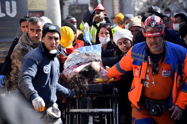 200’üncü saatte enkazdan sağ çıkarıldı