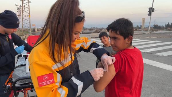 Hatay’da depremzedelere tetanos aşısı