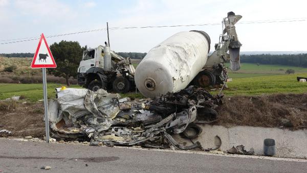 Beton mikseri, hafif ticari aracı biçti!