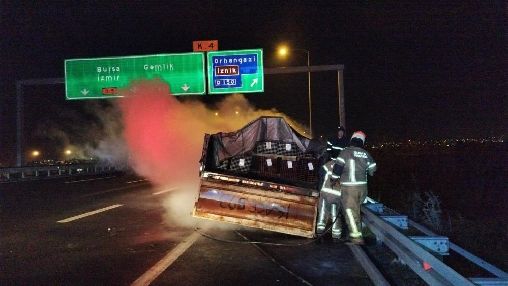 Bursa’da seyir halindeki TIR’ın dorsesi alev alev yandı