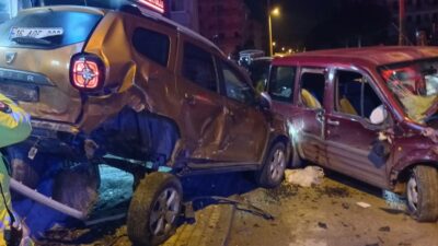 Bursa’da feci kaza! 3 araç hurdaya döndü