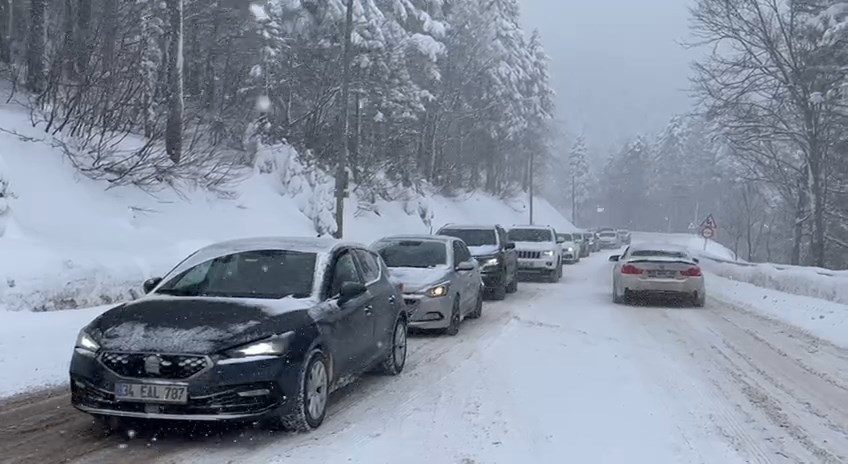 Tatilciler Uludağ’a akın etti! Trafikte uzun kuyruklar oluşturdu