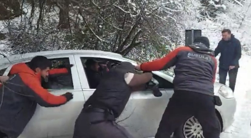 Bursa’da otomobil şarampole uçtu, yardıma otopark görevlileri koştu