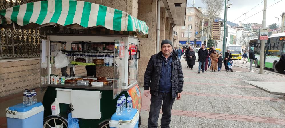 Bursa’da insanlara yardımcı olmak için seyyar satıcılık yapıyor