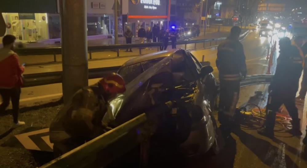 Bursa’da kontrolden çıkan otomobil bariyerlere saplandı: Aynı aileden 5 kişi yaralandı