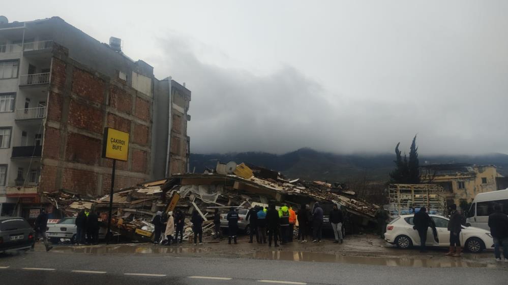 Hatay’da depremin yıkımı gün ağarınca ortaya çıktı
