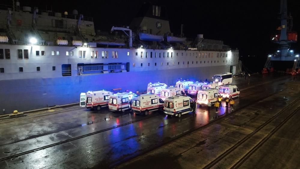 Hatay’da depremde yaralananlar TCG İskenderun gemisine alınıyor