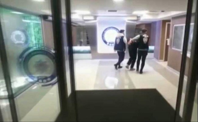 Enkaz altında kalanlarla alay eden 2 şüpheli yakalandı