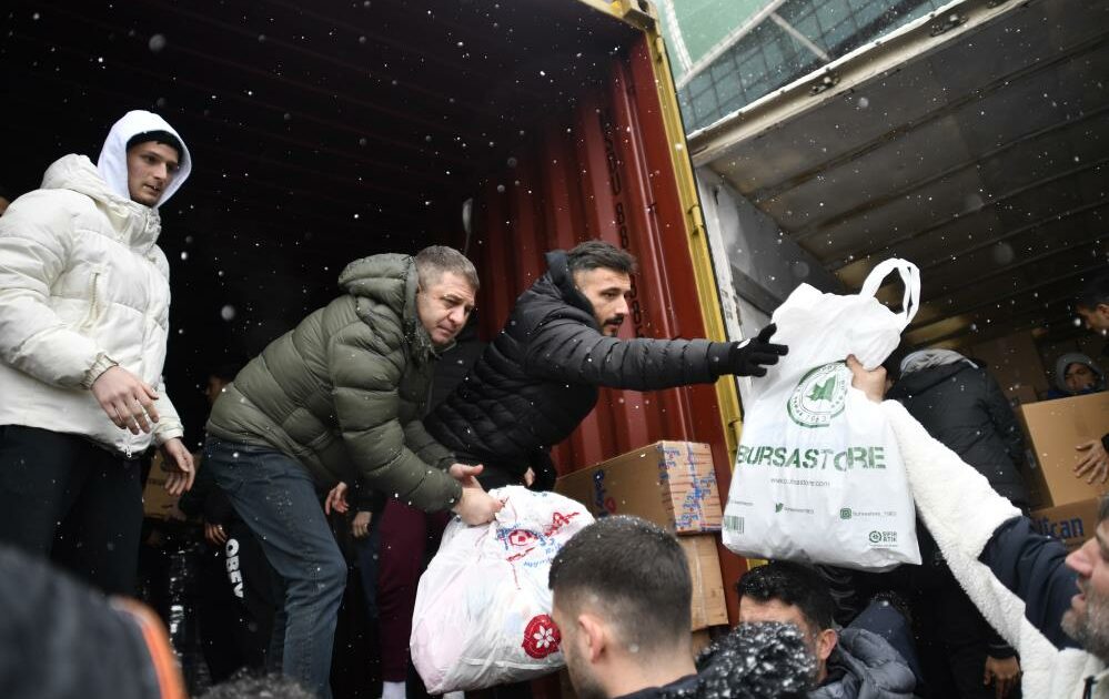 Bursasporlu futbolcular depremzedelere yardım topladı