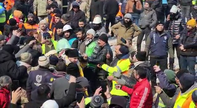 Elbistan’da 12 yaşındaki Muhammed depremden 79 saat sonra enkazdan çıkartıldı Elbistan’da 12 yaşındaki Muhammed depremden 79 saat sonra enkazdan çıkartıldı