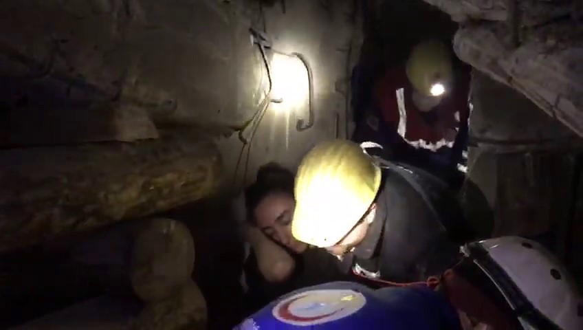 Madenciler enkazın 8 metre altından depremzedeyi kurtardılar