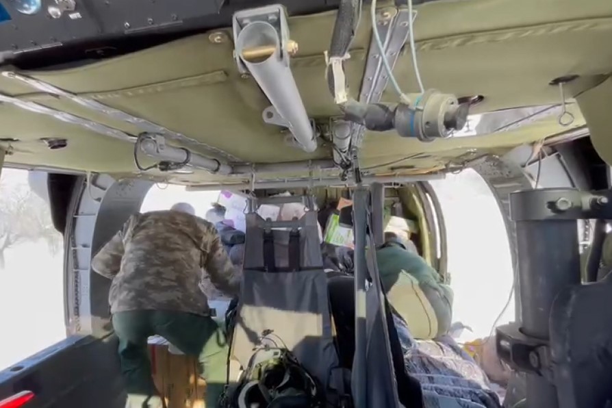 Mehmetçik ulaşılamayan köylere helikopterle yardım götürüyor