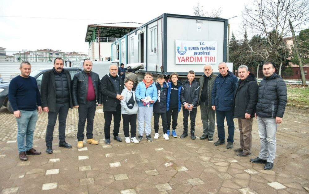 Bursa’da öğrenciler depremzedelere bağış yaptı