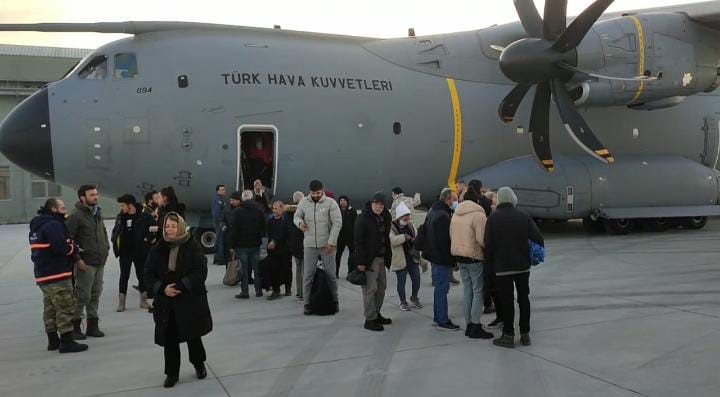 Adana’dan 255 kişi TSK uçağıyla İstanbul’a getirildi Adana’dan 255 kişi TSK uçağıyla İstanbul’a getirildi