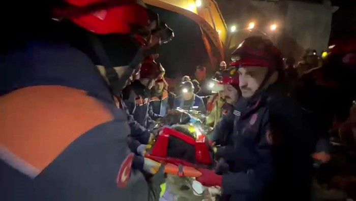 162 saat sonra enkazdan çıktı, “En büyük asker bizim asker” sloganlarıyla teşekkür etti