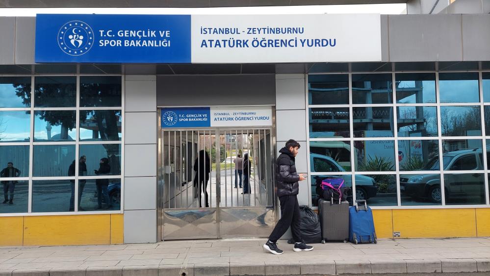 Öğrenciler yurtları boşaltmaya başladı