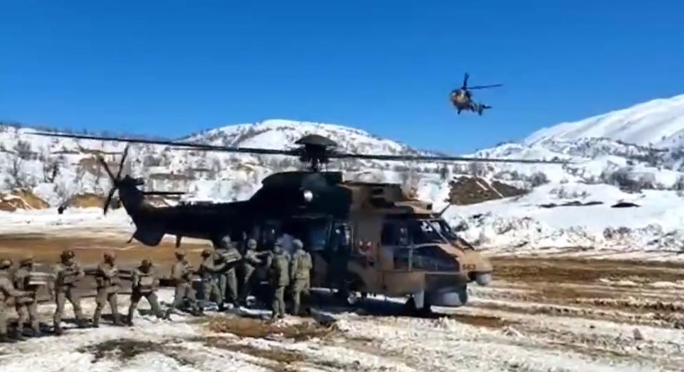 TSK’ya ait helikopterlerden bölgeye sevkiyat TSK’ya ait helikopterlerden bölgeye sevkiyat