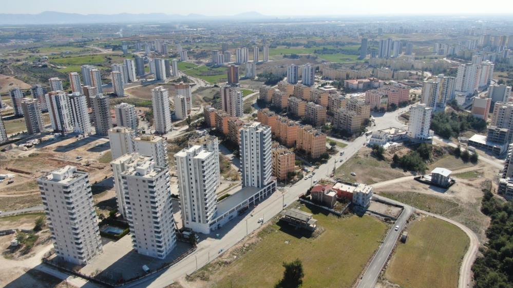 TOKİ’de çizik bile yok, yanı başındaki binalar ağır hasarlı