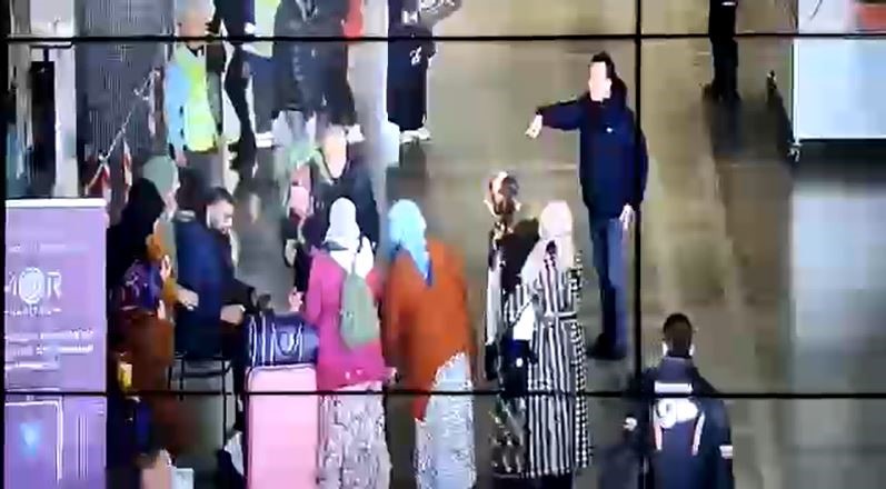 Depremzedeyi ‘Heimlich’ manevrası kurtardı