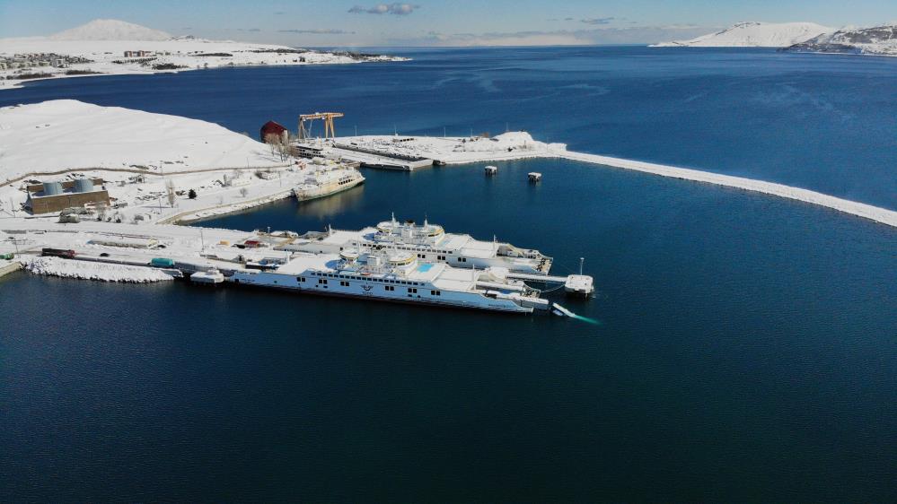 Feribota yükleme yapılırken vagonlar düştü