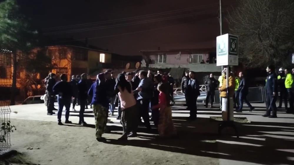 Kocaeli’de taşlı sopalı park kavgası: 6 yaralı Kocaeli’de taşlı sopalı park kavgası: 6 yaralı