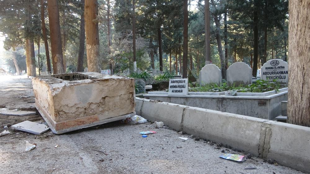 Hatay’da deprem sonrası mezarlar hasar gördü