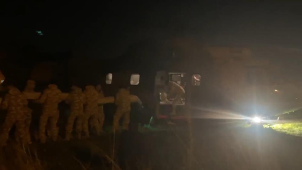 Mehmetçik vatandaşlara yardım malzemesi ulaştırmaya devam ediyor Mehmetçik vatandaşlara yardım malzemesi ulaştırmaya devam ediyor
