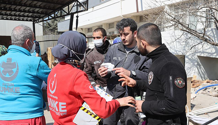 Enkazda çalışanlara ‘maske’ uyarısı