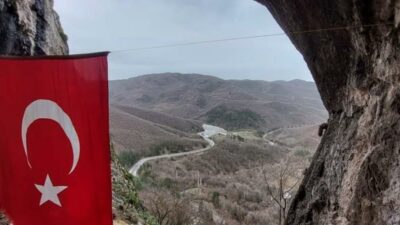 Bursa’da profesyonel dağcı zorlu mağaraya tırmandı