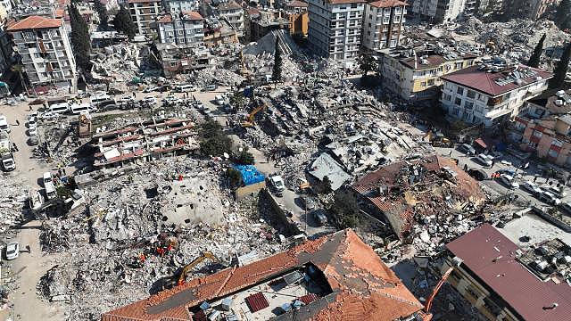 Antakya’da depremin 160’ıncı saatinde bir kadın enkazdan kurtarıldı