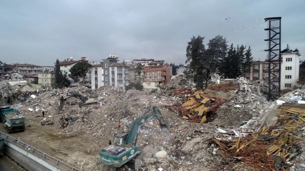 7 katlı binadan geriye yangın merdiveni kaldı