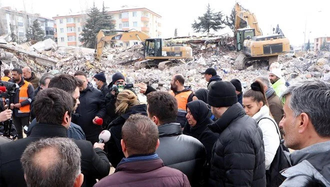 Enkaz başında “kolon kesme” tartışması