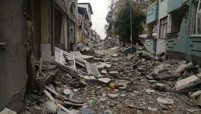 Depremde mahalle yıkıldı geriye sadece muhtar kaldı