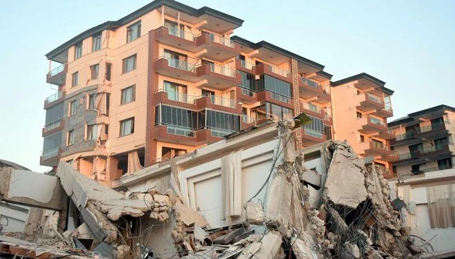 Yıkılan sitenin yöneticisi konuştu: Müteahhit ‘Depremde dışarı çıkmayın’ diye sattı