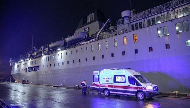 Deprem bölgesinden yaralı tahliyesi: TCG İskenderun gemisi Hatay’da Deprem bölgesinden yaralı tahliyesi: TCG İskenderun gemisi Hatay’da