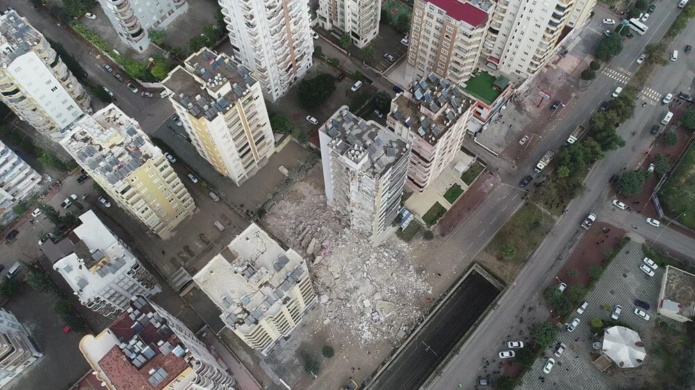 13 katlı binanın yarısı yıkıldı, yarısı ayakta kaldı
