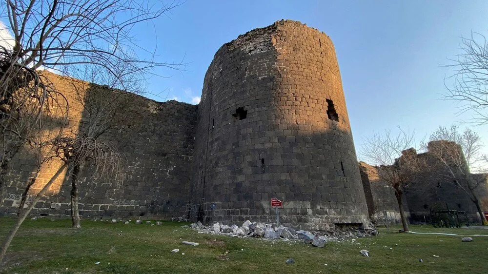 Deprem felaketi ‘Diyarbakır Surları’nı da vurdu
