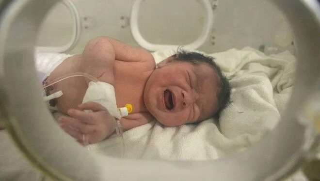 Enkazda doğan ‘mucize’ bebek için binlerce evlatlık başvurusu