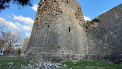 Depremler 5 bin yıllık Diyarbakır Surları’nı da vurdu