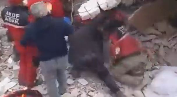 Hatay’da ekiplerin üzerine enkaz çöktü