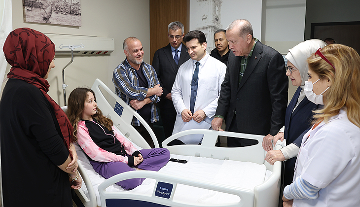 Erdoğan, tedavi gören depremzedeleri ziyaret etti
