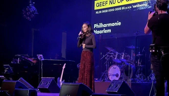 Depremde 10 akrabasını kaybeden Karsu Dönmez Hollanda’da bağış konseri verdi