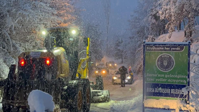 İznik’te yoğun kar yağışı hayatı felç etti, araçlar yolda kaldı
